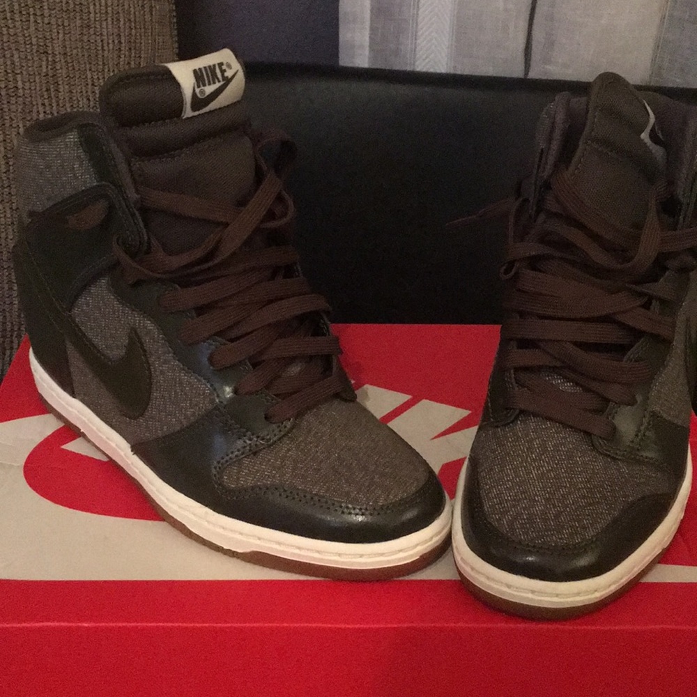 New Nike Woman’s Dunk Sky Hi Essential Size 7